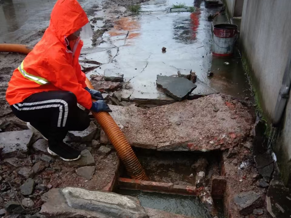 方城专业清理污水池 炜誉市政以规范流程守护城市 “肠道”