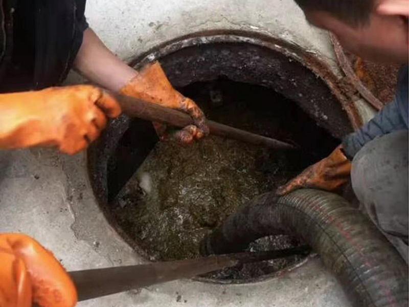 方城清理化粪池时如何避免沼气的危害?